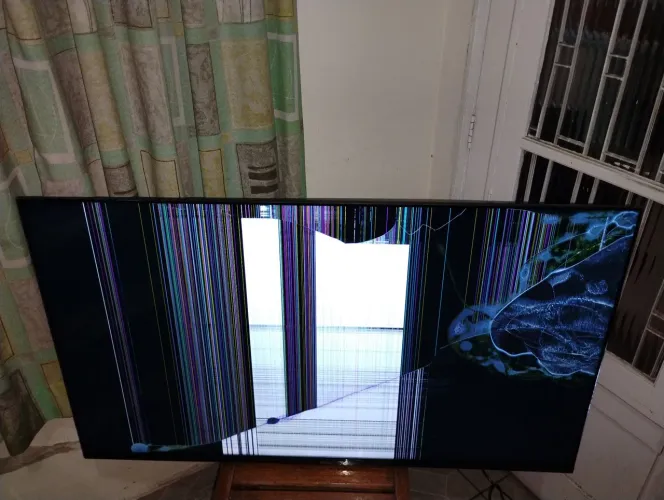 TV LED SMart Philco 4K 50 polegadas Modelo PTV50G10AG115K Defeito Tela trincada Ligando