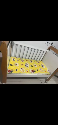 Berço com colchão 