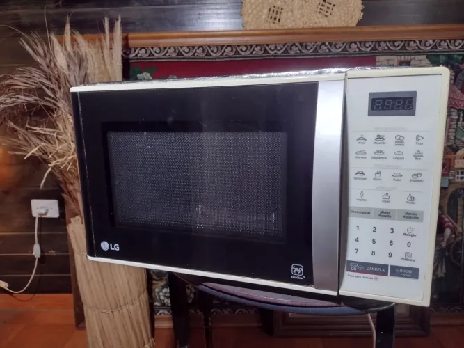 Micro-ondas LG parou de aquecer super conservado por dentro e por fora