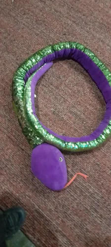 Cobra de pelúcia e lantejoulas muda de cor