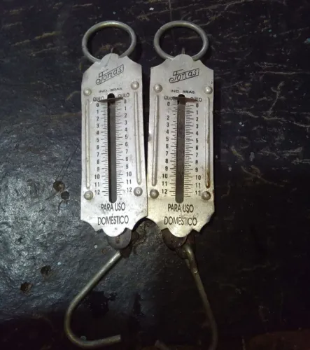 Par de Antiga balança de peixeiro, marca Jonas.