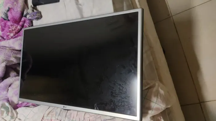 Vendo tv LG 32 polegadas não é esmt mais vai com aparelho tv box
