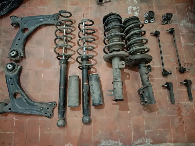 Suspensão completa para Fiat Punto 2009 e Linea. Para remanofaturar ou usar assim mesmo.