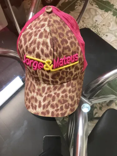 Boné animal print Jorge e Mateus 