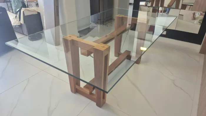 Mesa 8 lugares tampo de vidro e pé de laminado freijó marca Clami Design