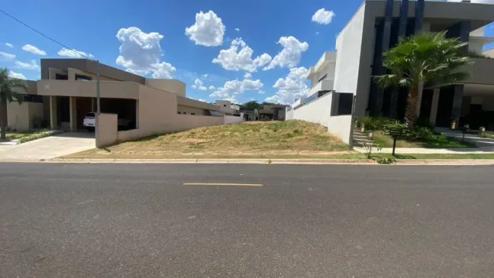 Terreno em condomínio fechado de 420m2