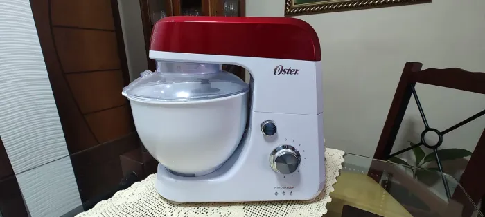 Batedeira planetária Oster Perform 600 watts seminova.