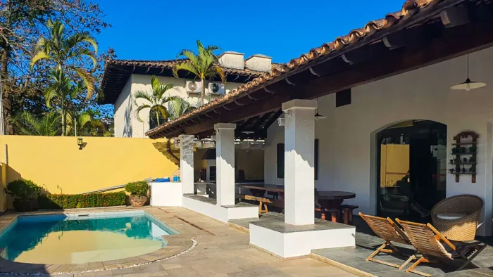 Casa À VENDA perto da praia da Enseada em Guarujá.