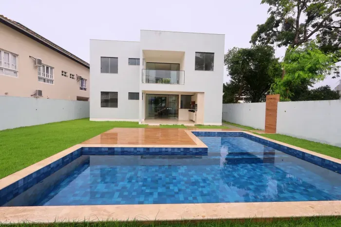 RESIDÊNCIA CONTEMPORÂNEA COM 5 SUÍTES NO CONDOMÍNIO PARAÍSO DOS LAGOS  GUARAJUBA