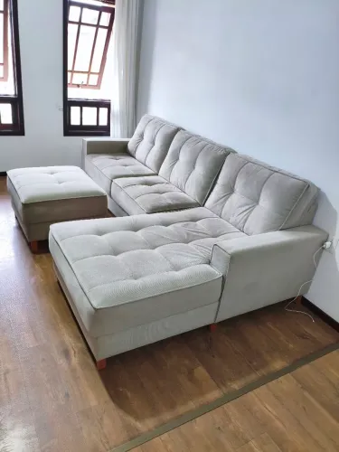 SOFÁ DE CANTO COM CHAISE + PUFF. POUCO USO!
