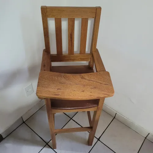 Cadeirão de madeira maciça para alimentação de bebê (semi-nova)