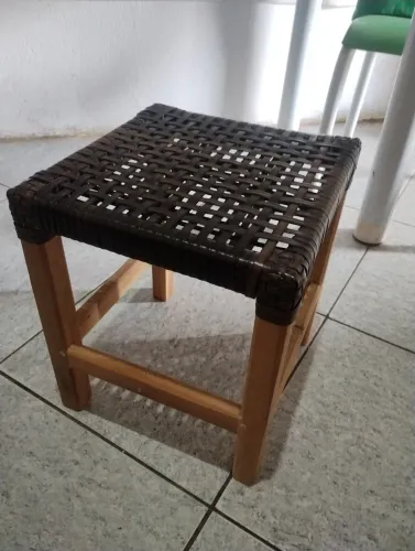 Banquinho de madeira e fibra sintética 
