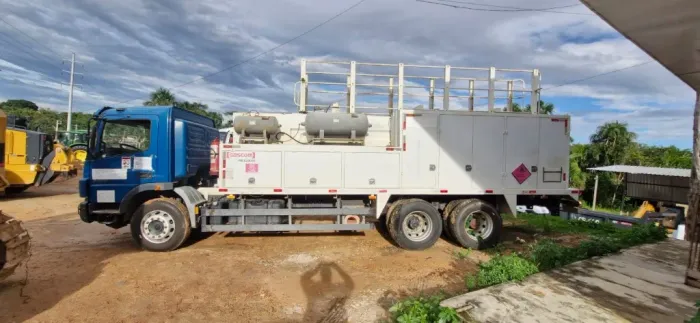 Caminhão MB2426 Atego, equipado com comboio de lubrificação Gascom de 9 mil litros
