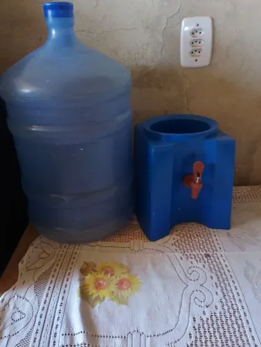 Galão de água mais suporte