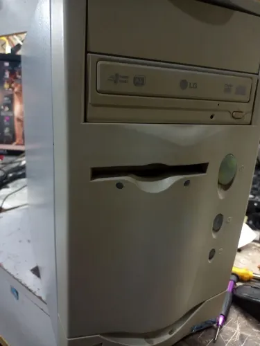 Computador antigo K6 II com Windows 98
