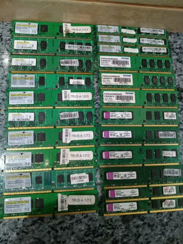 Vendo lote com 22 memórias ram DDR2 e mais 3 processadores Pentium SLGTJ. LEIA.