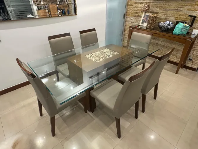 Mesa de jantar com 6 cadeiras 