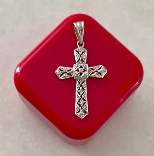 Cruz ouro branco 18k com diamantes