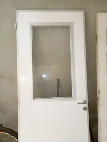 Porta branca com visor 2,10 x 0,80