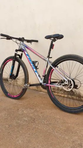 Bicicleta aro 29 semi-nova impecável