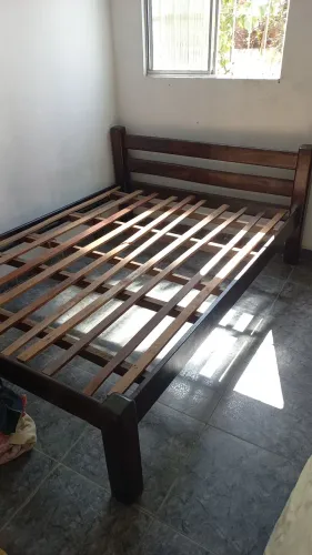 Cama de casal em madeira