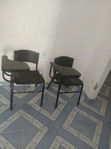 Cadeiras escolares , no precinho 80 cada. Tenho 10 disponíveis