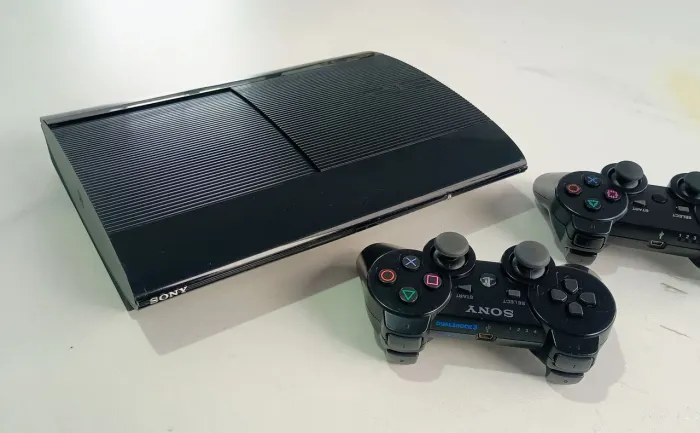 PS3 super slim 250gb (bloqueado aceita cartão)