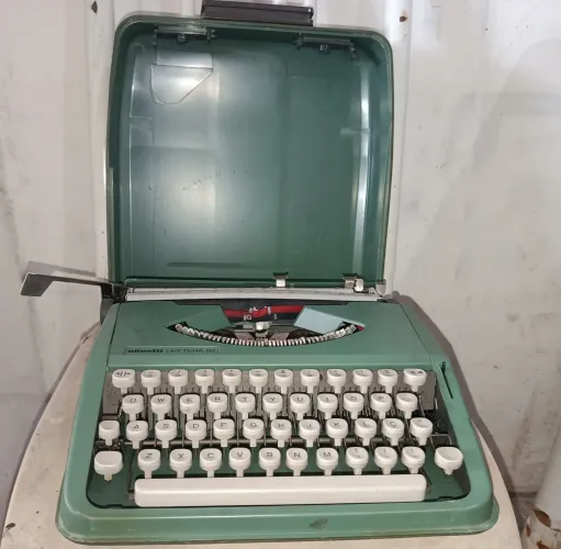 Máquina de escrever Retro Olivetti, modelo Lettera 82