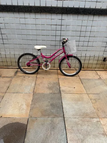 Bicicleta infantil feminina semi nova