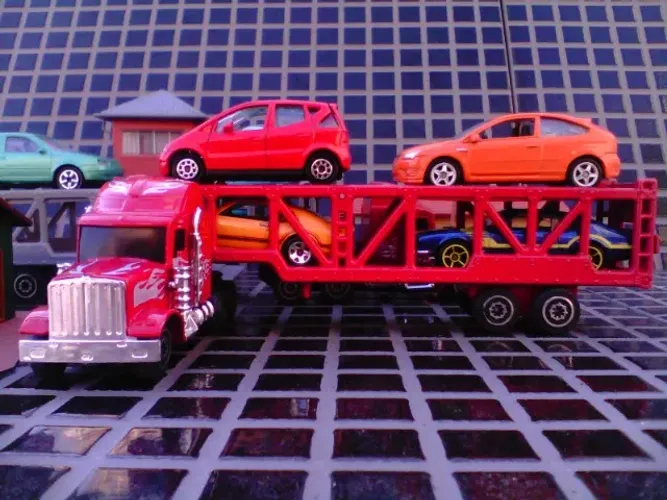MINIATURA KENWORTH HAULER - SÓ A CEGONHA SEM OS AUTOMÓVEIS - 23CM