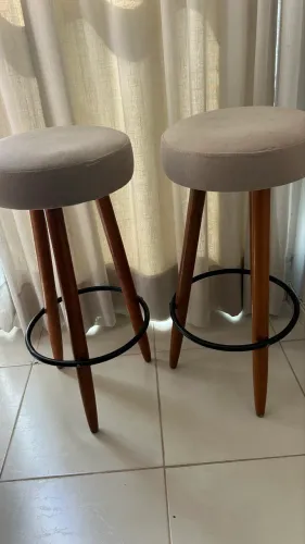2 Banqueta, poltrona de veludo cor beje. Somente venda