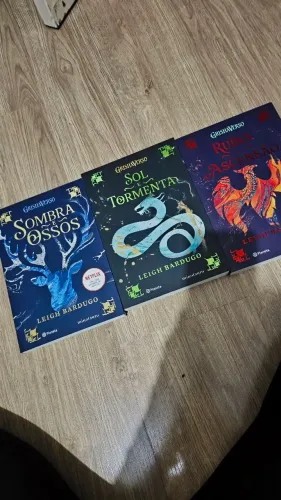 Box Trilogia Sombra e Ossos + King of Scars (com pôster e marca-página)
