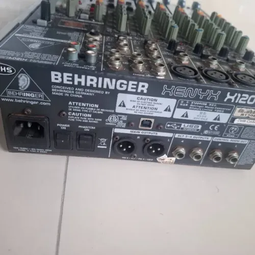 Mesa de som berhinger 12 canais