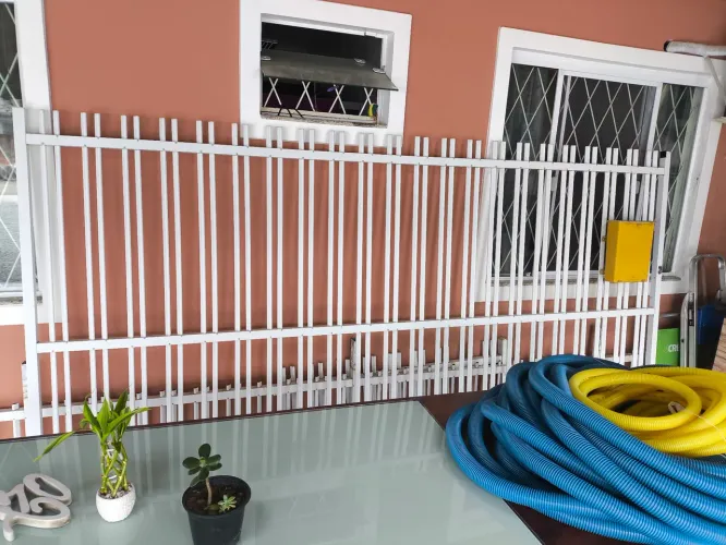 Portão com cerca de alumínio