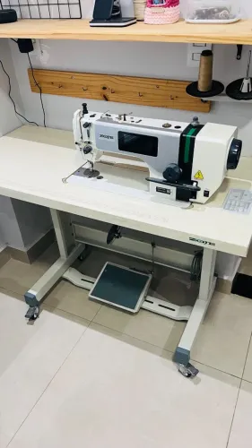 Máquina de costura reta industrial