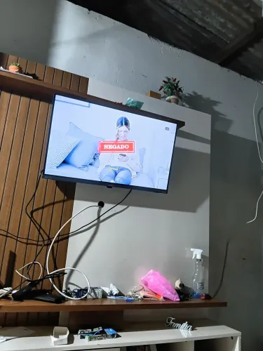 Tv Britânia smart Led 32 polegadas tela fina Wi-Fi Disney Netflix top semi nova