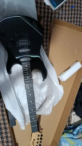 Venda-se guitarra tg510 preta+pedaleira cuvave+amplificador com 2 Cabos p10