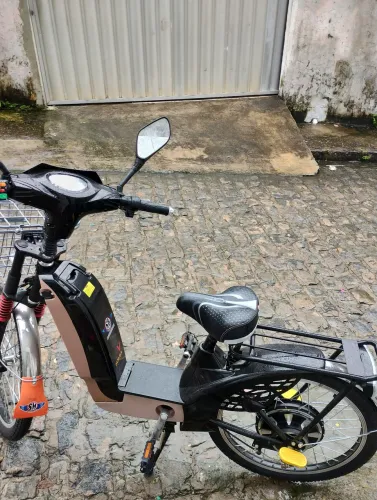Bicleta elétrica pouco tempo de uso, praticamente nova com tudo
