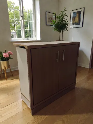 Balcão de apoio com 2 portas, em bom estado.