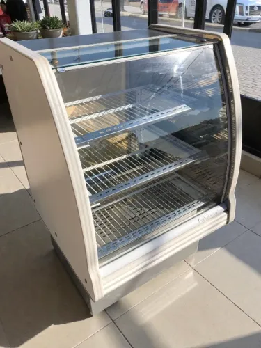 balcões expositores, em ótimo estado, valor unitário.