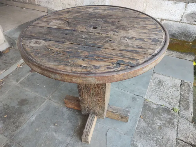 Mesa de madeira macissa com roda de carretel