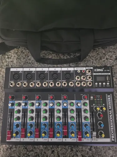 Mesa de som 7 canais ótimo preço e estado