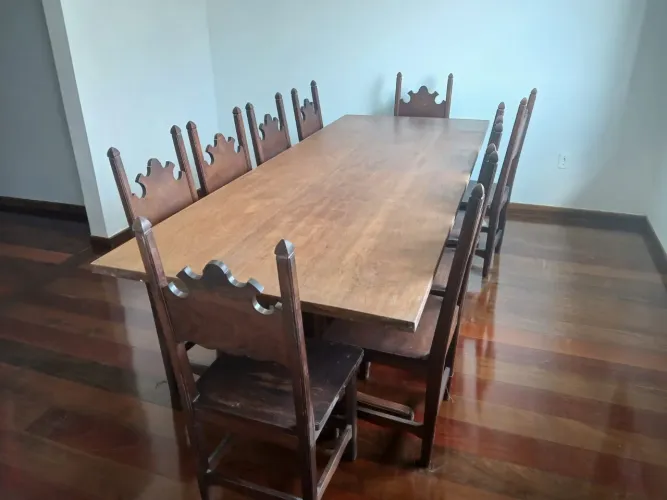 Linda mesa com 10 cadeiras, madeira maciça