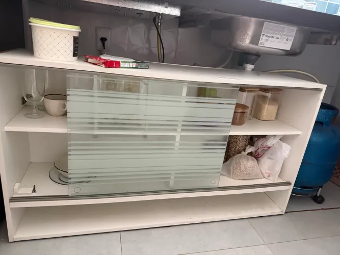 Armário modulado porta de correr em vidro com pequeno nincho
