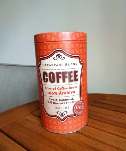 Conjunto de 3 latas decoradas retrô para café e chá.