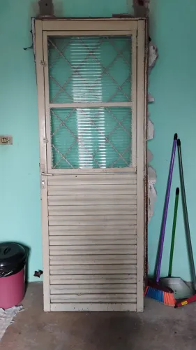 Porta de ferro com janela de vidro