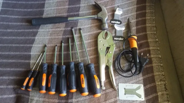 Kit Ferramentas Completo com Caixa: Ferro de Solda + Alicate Pressão + Martelo e Chaves