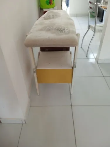 Mesa de passar roupa e cadeira