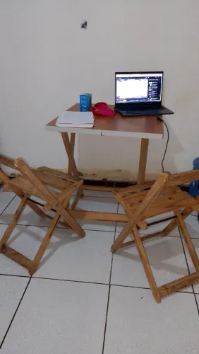 Mesa e cadeiras de madeira artesanal