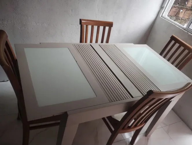 Mesa e cadeiras